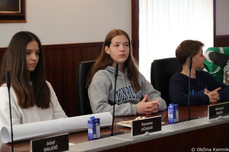 Letošnji otroški parlament na občinski ravni v središče postavlja duševno zdravje mladih (17)